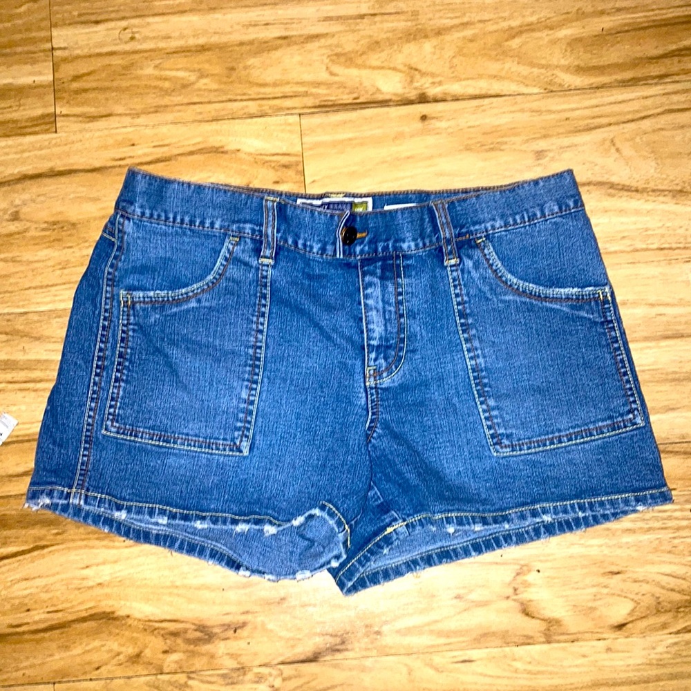 Size 6 Old Navy Stretch Low Waist Shorts medium wash